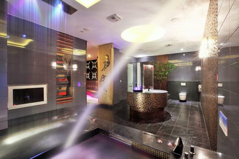 Economy Room, 1 Double Bed, Jetted Tub(Check-in time,weekday 15:00 / Weekend 18:00) | Bathroom | Separate tub and shower, deep soaking tub, rainfall showerhead