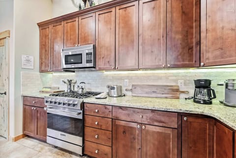 Kitchen: Well-equipped kitchen, Viking appliances, drip coffee maker and Keurig, pantry, kitchen island with 4 bar stools
