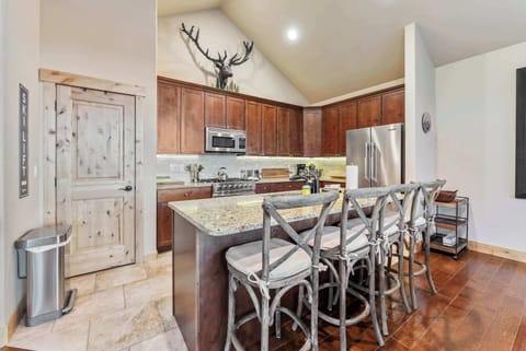 Kitchen: Well-equipped kitchen, Viking appliances, drip coffee maker and Keurig, pantry, kitchen island with 4 bar stools
