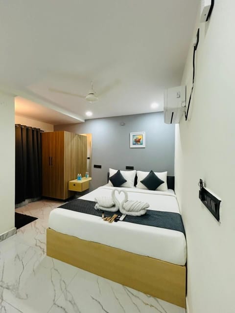 Premium bedding, desk, free WiFi, bed sheets