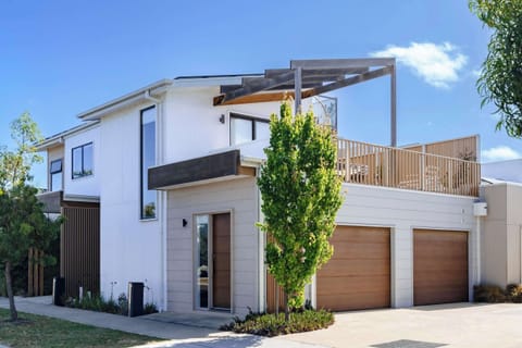 This modern, light-filled townhouse is perfectly suited for families looking to experience the best of Torquay