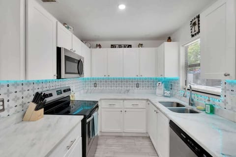 From breakfast to dinner, this fully-equipped kitchen makes it easy to feel right at home. ☕ #ChefVibes #HomeCookedMeals #TampaLiving