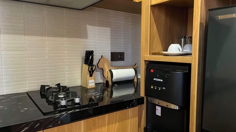 Studio, 1 King Bed | Private kitchen