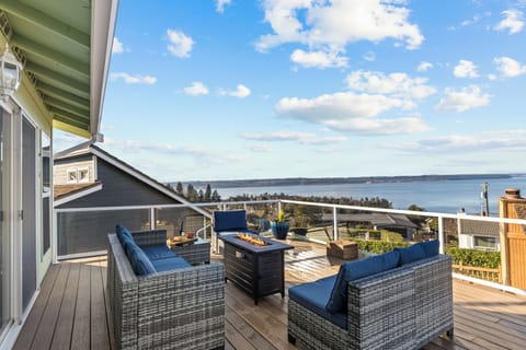 Outdoor lounge comfortably seats 6