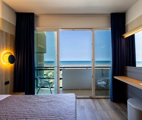Deluxe Room | Minibar, in-room safe, desk, free WiFi