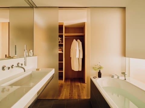 Family Suite (Rote Wand) | Bathroom | Free toiletries, hair dryer, towels, soap