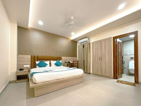 Executive Room | Premium bedding, down comforters, desk, laptop workspace