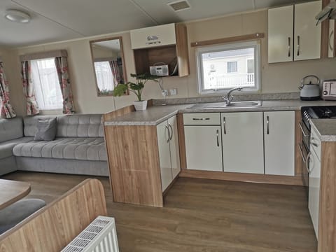 Cabin | Private kitchen | Fridge, microwave, oven, stovetop