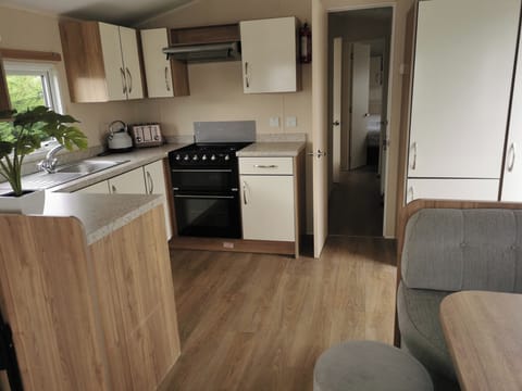 Cabin | Private kitchen | Fridge, microwave, oven, stovetop