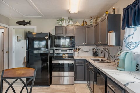 House, 1 Bedroom | Private kitchen | Fridge