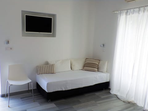 Triple Room | In-room safe, free WiFi