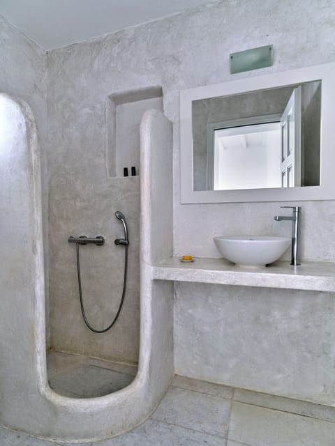 Triple Room | Bathroom | Hair dryer, towels, soap, shampoo