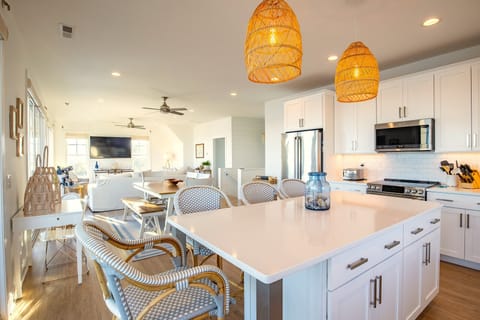 Quartz Island with Seating for Four - 2nd Level