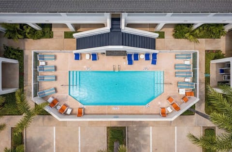 Modern Poolside Retreat | Steps to Beach | Bright & Breezy Outdoor Lounge | Ideal for Families & Groups | Fast Wi-Fi | Self Check-In | Walk to Dining & Shops