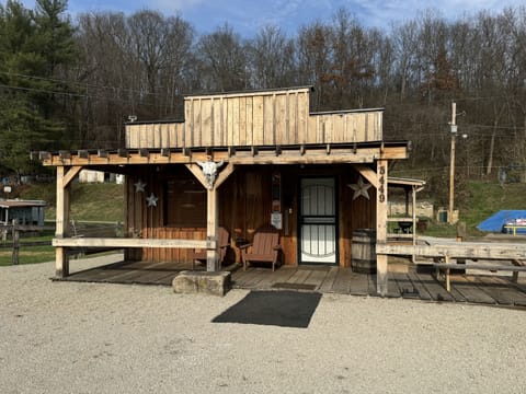 1st Choice Lodging - Hitching Post Cabin