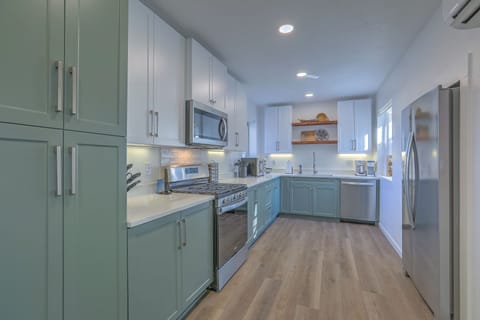 Stylish & everything you need—dual ovens, coffee station, and full kitchen tools