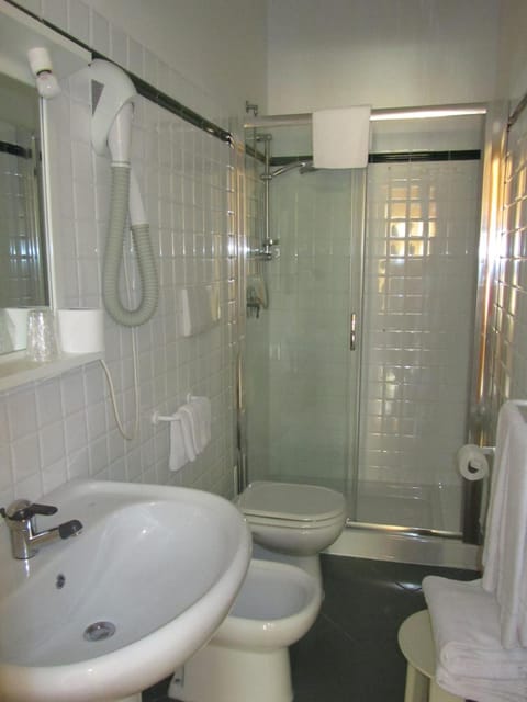 Shower, free toiletries, hair dryer, bidet
