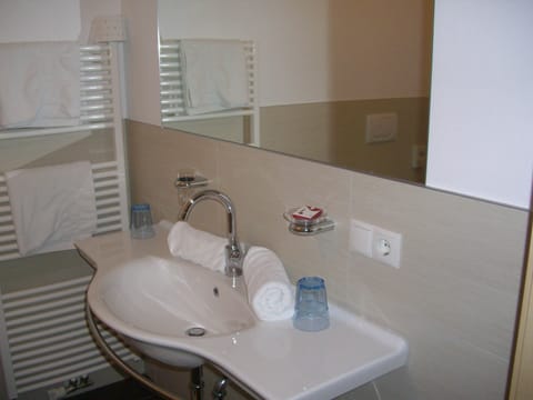Superior Double Room | Bathroom | Shower, hair dryer, towels