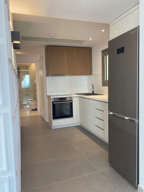 Luxury Suite | Private kitchen | Stovetop, electric kettle, cookware/dishes/utensils