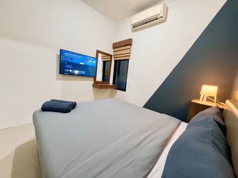 Standard Double Room | Laptop workspace, free WiFi