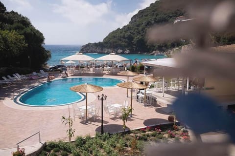 Outdoor pool, pool umbrellas, sun loungers