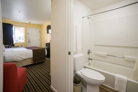 Basic Room, 1 Double Bed | Bathroom | Combined shower/tub, free toiletries, hair dryer, towels