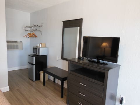 Room, 1 King Bed, Non Smoking | Mini-refrigerator