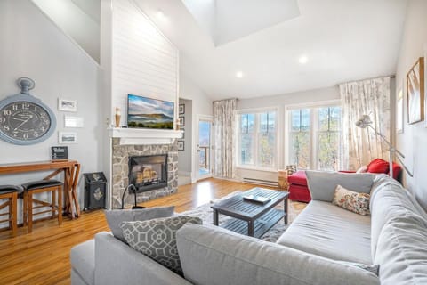 Living Room--- Cozy with Mountain View