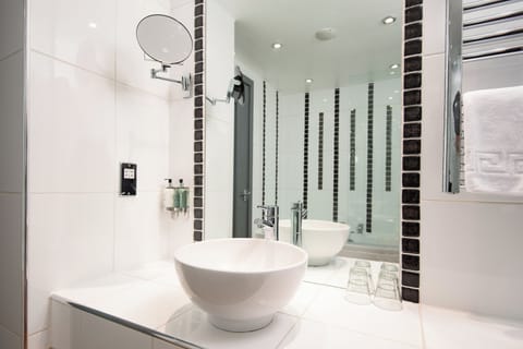 Double Room | In-room safe, desk, iron/ironing board, free WiFi