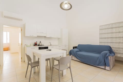 Espresso maker, coffee/tea maker, electric kettle, griddle