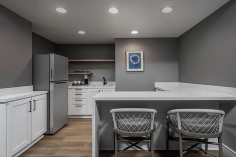 Premium bedding, down comforters, in-room safe, desk