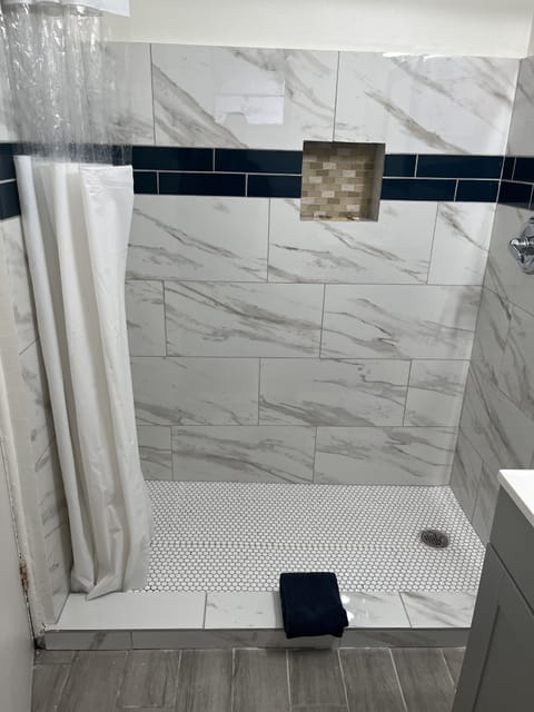 Combined shower/tub, hair dryer, towels