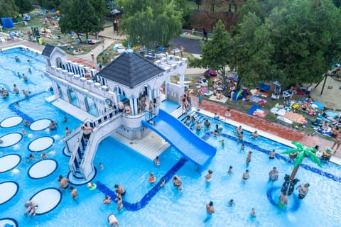 3 indoor pools, 3 outdoor pools, lifeguards on site
