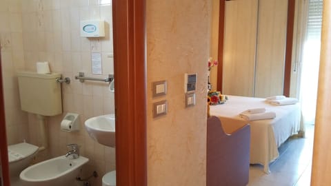 Triple Room | Bathroom | Shower, rainfall showerhead, hair dryer, bidet