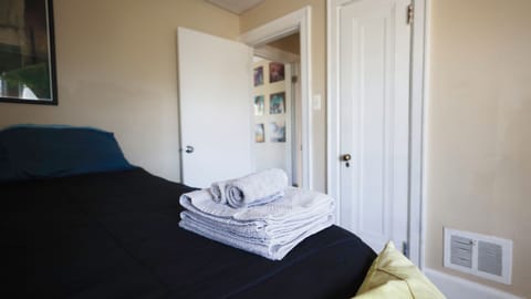 Comfort Duplex, Balcony | 2 bedrooms, blackout drapes, iron/ironing board, WiFi (free)
