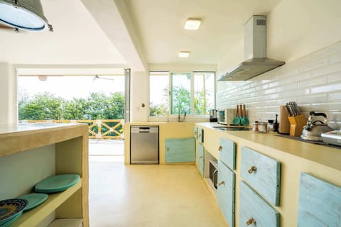 Luxury Cottage, Lake View | Private kitchen | Electric kettle