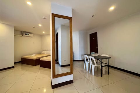 Family Room | Desk, free WiFi, bed sheets