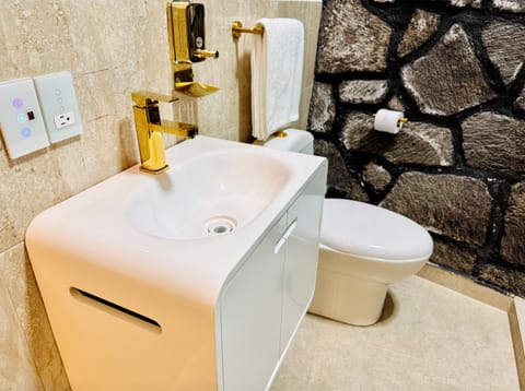 Family Studio Suite, Mountain View | Bathroom | Combined shower/tub, towels, soap, shampoo