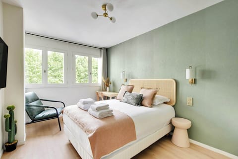 Apartment | Laptop workspace, iron/ironing board, bed sheets