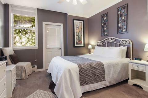 Standard Room, 1 Queen Bed | Free wired internet, bed sheets