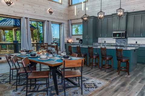 Kitchen to table, with a side of scenery.