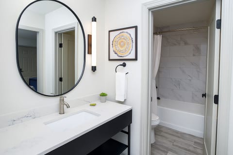 Deluxe Room, 2 Queen Beds, Non Smoking | Bathroom | Combined shower/tub