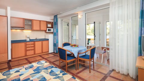 Deluxe Double Room, Park View | Cribs/infant beds, free WiFi, bed sheets