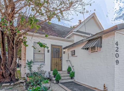 The Avenue and adorable cottage located right on the Washington corridor! 