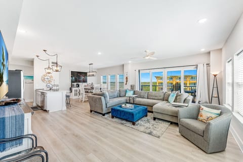 Spacious living room with Gulf views!