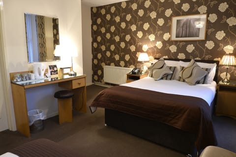 Family Triple Room, Ensuite | Laptop workspace, blackout drapes, iron/ironing board, free WiFi