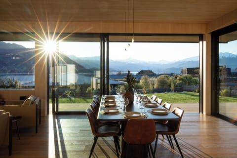 Luxury House, Lake View | In-room dining
