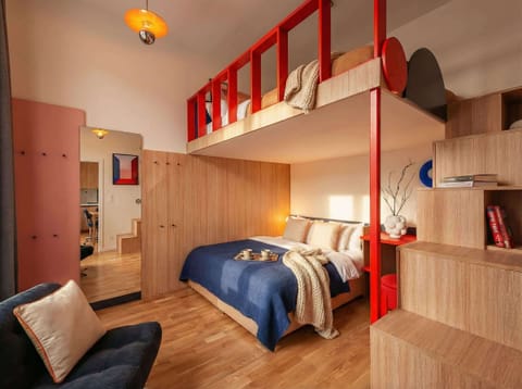 Lower bedroom with queen size bed and single bed