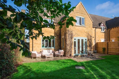 Kingsley House Garden - StayCotswold