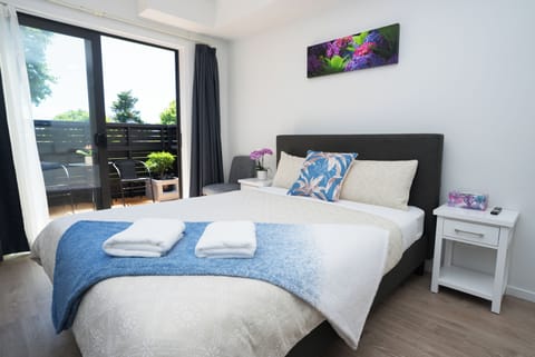Studio - Disability Access, Park View | Desk, laptop workspace, soundproofing, iron/ironing board